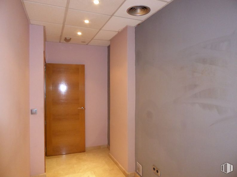 Retail for rent at Calle Fernando el Católico, Chamberí, Madrid, 28015 with door, wood, interior design, floor, flooring, paint, hall, wood stain, material property and fixture around