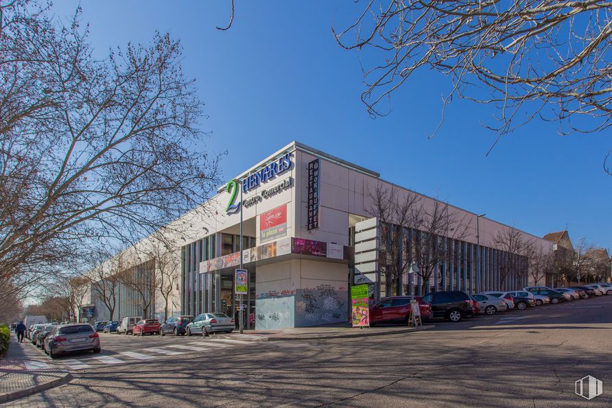 Retail for sale at Centro Comercial Henares 2, Calle Nazario Calonge, 24, San Fernando de Henares, Madrid, 28830 with building, sky, car, wheel, vehicle, tire, tree, urban design, road surface and commercial building around