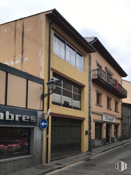 Retail for rent at Calle Carmen, 13, Cercedilla, Madrid, 28470 with window, building, sky, urban design, wood, condominium, commercial building, facade, real estate and city around