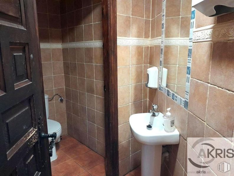 Local en venta en Calle Ugena, 64, Yuncos, Toledo, 45210 con fregadero, puerta, inodoro, accesorios de fontanería, suelos, suelo, cuarto de baño, fontanería, lavabo y habitación alrededor