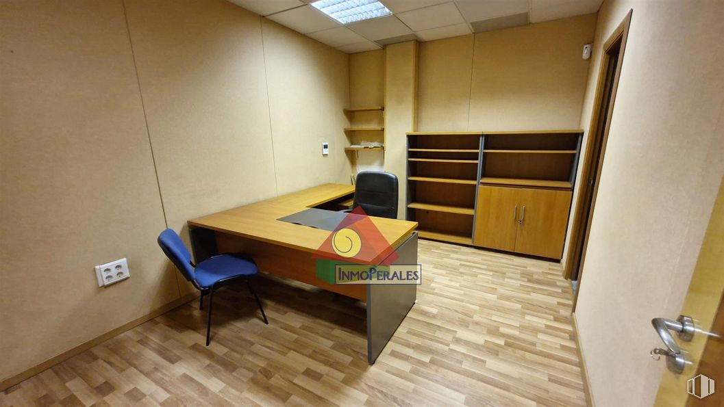 Retail for rent at Zona Getafe Norte, Getafe, Madrid, 28903 with chair, desk, cabinetry, cupboard, table, furniture, flooring, wood, floor and interior design around