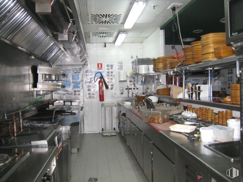 Local en venta en Calle Olimpo, Valdemoro, Madrid, 28341 con encimera, alumbrado, cocina, aparato de cocina, electrodomésticos, lámpara, ebanistería, electrodoméstico, restaurante y aluminio alrededor