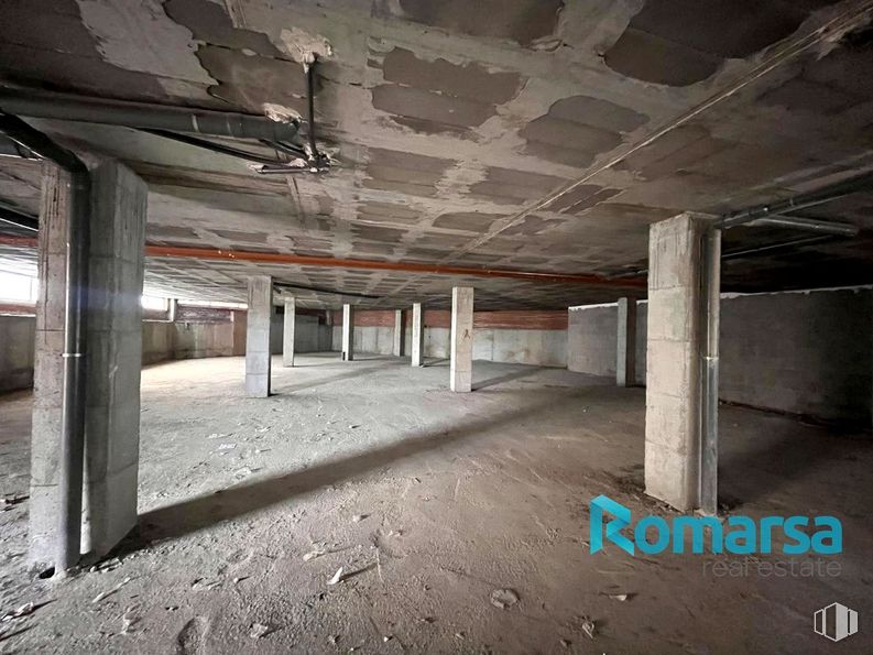 Retail for sale at Calle Rejero Lorenzo de Ávila, Ávila, 05004 with floor, composite material, ceiling, concrete, basement, beam, building material, column, plaster and cement around