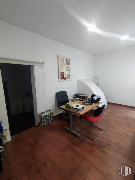 Oficina en venta en Barrio La Chopera, Arganzuela, Madrid, 28045 con silla, escritorio, mesa, silla de oficina, edificio, madera, pavimentos, sala de estar, piso y diseño automotriz alrededor