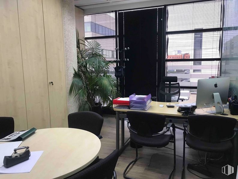 Oficina en venta en Zona empresarial, Alcobendas, Madrid, 28108 con silla, planta de interior, escritorio, mesa, pantalla de ordenador, mueble, mesa, propiedad, edificio y planta alrededor