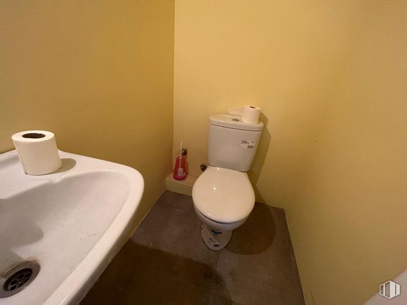 Retail for rent at Avenida Emperatriz Isabel, Carabanchel, Madrid, 28019 with toilet, toilet paper, paper towel, sink, plumbing fixture, toilet seat, bathroom sink, bathroom, tap and house around