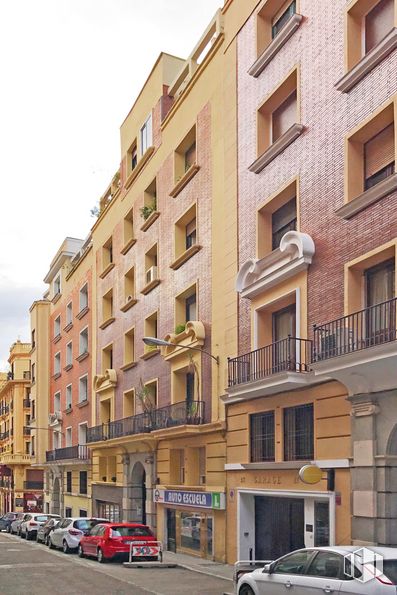 Retail for sale at Calle Juan Álvarez Mendizábal, 29, Moncloa - Aravaca, Madrid, 28008 with car, window, building, wheel, tire, vehicle, property, urban design, tower block and architecture around