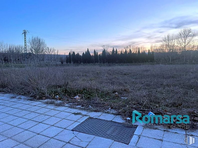 Land for sale at Calle Beethoven, Ávila, 05003 with sky, cloud, plant, natural landscape, land lot, vegetation, grass, plain, tree and road surface around