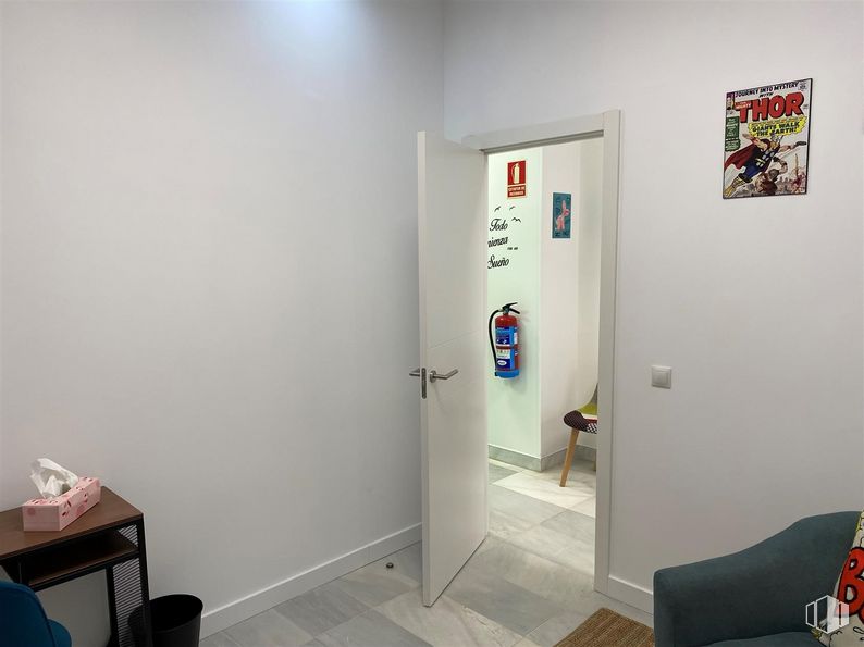 Oficina en alquiler en Calle Chile, 10, Las Rozas de Madrid, Madrid, 28290 con puerta, accesorio, suelo, suelos, gas, techo, evento, edificio, pintura y arte alrededor