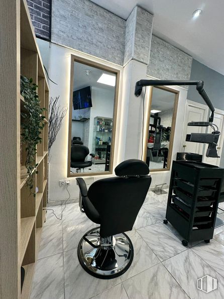 Retail for rent at Zona Lucero, La Latina, Madrid, 28011 with chair, mirror, tire, interior design, beauty salon, barber chair, glass, cleanliness, shelf and houseplant around