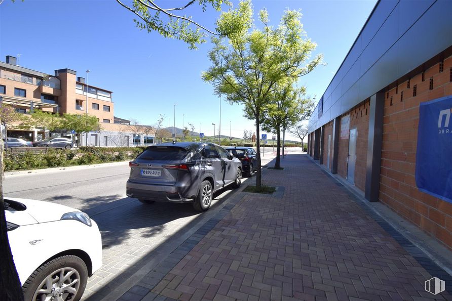 Retail for sale at Zona Evangelina Nogales de la Morena, Colmenar Viejo, Madrid, 28770 with car, tire, wheel, building, sky, vehicle, plant, motor vehicle, asphalt and vehicle registration plate around