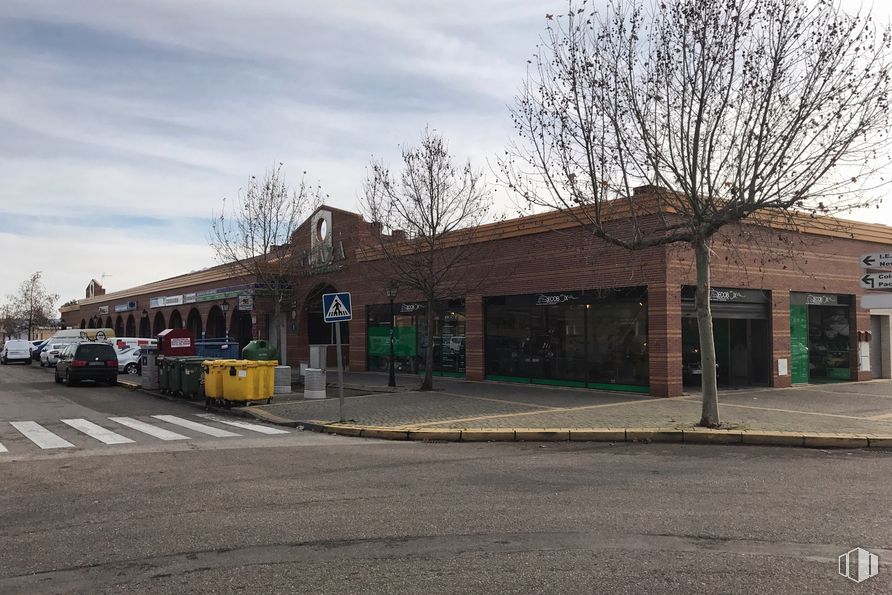 Local en alquiler y venta en Avenida España, 4, Villanueva de la Torre, Guadalajara, 19209 con edificio, nube, cielo, vehículo, superficie de carretera, asfalto, rueda, árbol, neumático y barrio alrededor