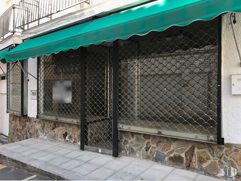 Local en alquiler y venta en Calle Juan Ávalos, 6, Esquivias, Toledo, 45221 con edificio, ventana, madera, ladrillo, accesorio, sombra, casa, material compuesto, fachada y toldo alrededor