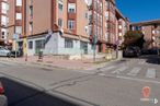 Retail for rent at Calle San Damián, Cuenca, 16002 with car, building, window, property, sky, infrastructure, road surface, house, asphalt and wheel around