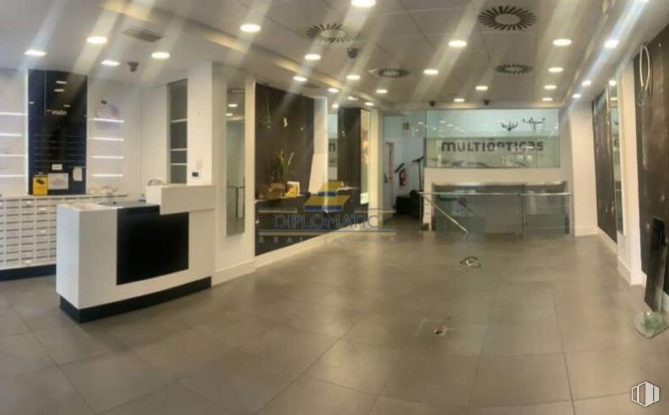 Retail for rent at Avenida General Perón, Tetuán, Madrid, 28020 with flooring, ceiling, building, space, glass, fixture, hall, automotive design, event and art around