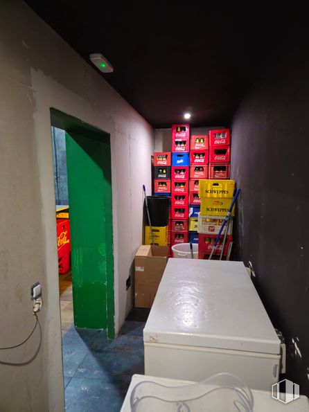 Local en alquiler en Avenida Viñuelas, 17, Tres Cantos, Madrid, 28760 con caja de envío, caja, interiorismo, puerta, suelo, accesorio, suelos, casa, mesa y techo alrededor