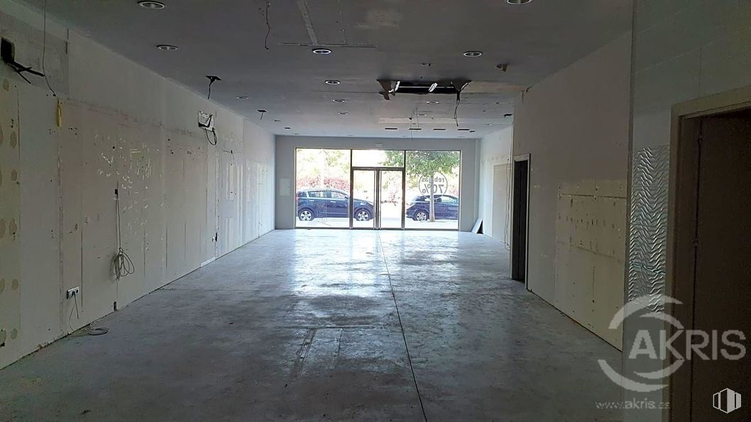 Retail for sale & for rent at Bulevar, Avenida Europa, Toledo, 45003 with fixture, interior design, flooring, floor, automotive lighting, hall, window, ceiling, tints and shades and glass around