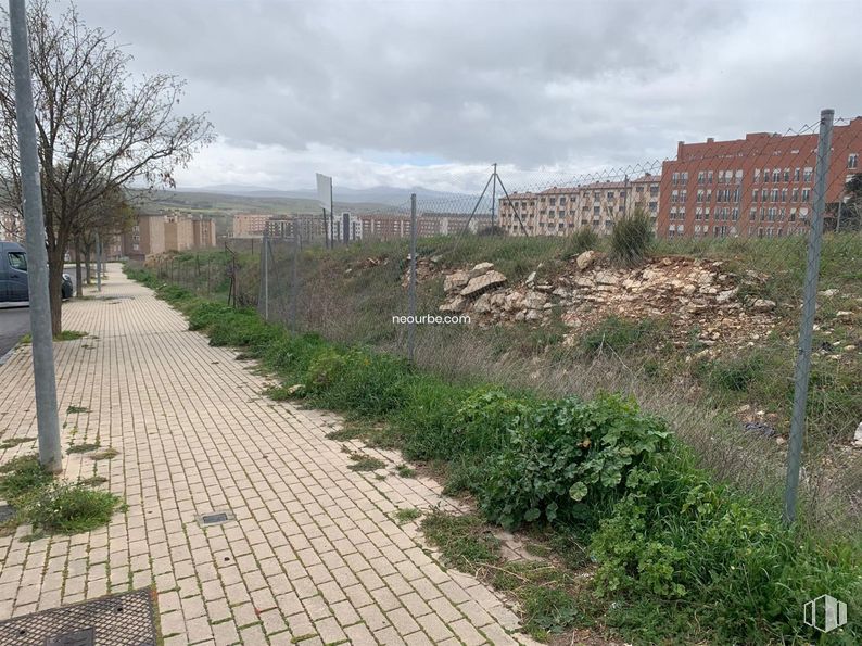 Land for sale at Calle Los Castillejos, Ávila, 05003 with building, plant, cloud, sky, land lot, urban design, road surface, landscape, residential area and asphalt around