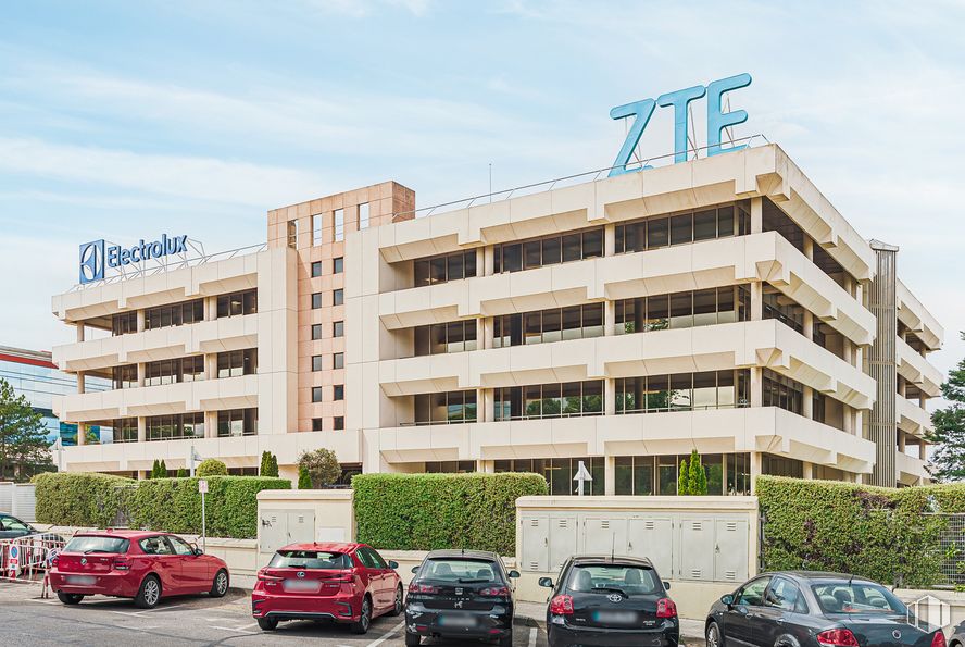 Office for rent at Edificio Gosa, Avenida Europa, 16, Alcobendas, Madrid, 28108 with car, building, sky, cloud, wheel, tire, vehicle, architecture, urban design and tree around