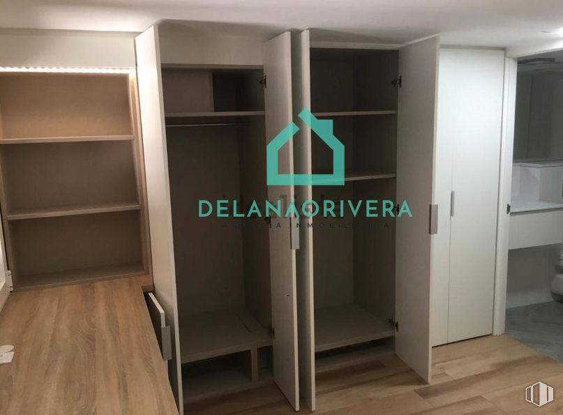 Oficina en venta en Zona Arapiles, Chamberí, Madrid, 28015 con armario, accesorio, madera, diseño de interiores, puerta, edificio, pavimento, exterior automotriz, piso y puerta de vehículo alrededor