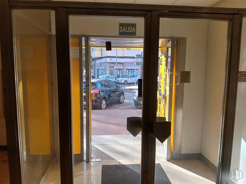 Local en alquiler en Paseo Curas, 23, Alcalá de Henares, Madrid, 28801 con coche, puerta, suelos, suelo, vidrio, puerta de casa, transparencia, tinte para madera, madera dura y manija de la puerta alrededor