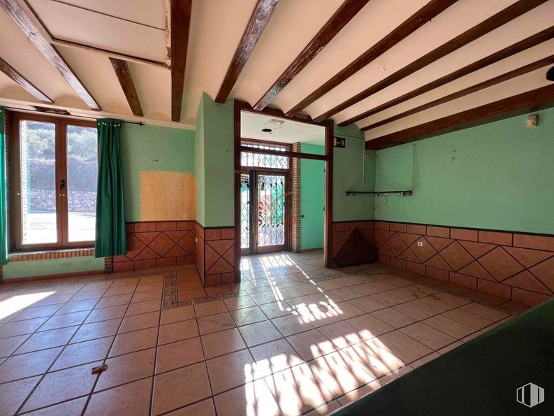 Retail for sale at Avenida Huerta Abajo, San Lorenzo de la Parrilla, Cuenca, 16770 with window, door, property, building, wood, fixture, interior design, flooring, floor and hall around