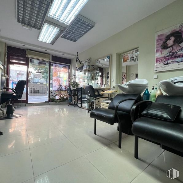 Retail for sale at Calle Alcalá, Ciudad Lineal, Madrid, 28027 with chair, property, couch, interior design, floor, flooring, studio couch, picture frame, real estate and comfort around