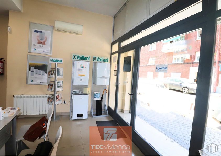 Retail for rent at Calle Buen Gobernador, Ciudad Lineal, Madrid, 28027 with car, desk, door, tire, wheel, building, fixture, architecture, chair and flooring around