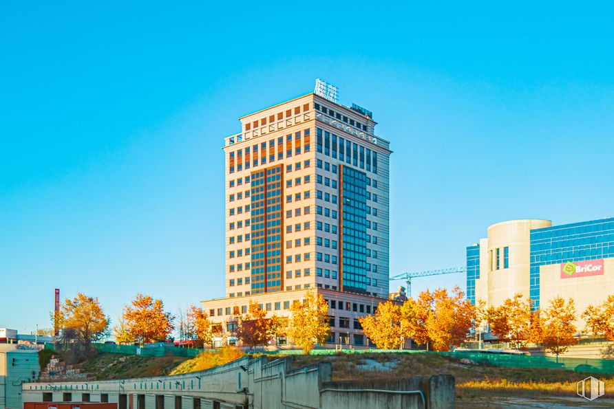 Office for rent at Torre Ombú, Calle Ombú, 3, Arganzuela, Madrid, 28045 with building, sky, tower block, skyscraper, condominium, window, urban design, tree, cityscape and commercial building around