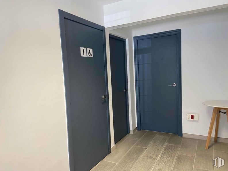 Nave en alquiler y venta en Zona Industrial Alcobendas, Alcobendas, Madrid, 28108 con puerta, mesa, edificio, taburete, accesorio, madera, suelos, casa, asa y azul eléctrico alrededor