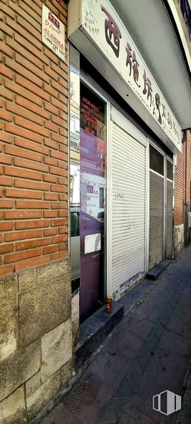 Retail for sale at Calle Lucero, La Latina, Madrid, 28047 with building, door, road surface, brickwork, brick, facade, fixture, font, sidewalk and tints and shades around