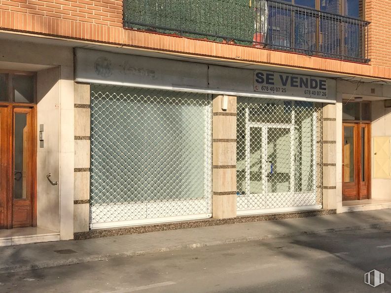 Local en venta en Calle Abastos, 7, Aranjuez, Madrid, 28300 con puerta, accesorio, madera, superficie de carretera, sombra, barrio, albañilería, edificio, ladrillo y material de construcción alrededor