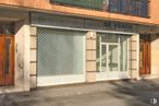 Retail for sale at Calle Abastos, 7, Aranjuez, Madrid, 28300 with door, fixture, wood, road surface, shade, neighbourhood, brickwork, building, brick and building material around