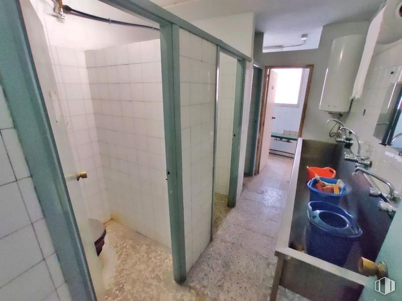 Industrial for sale at Polígono industrial, Arganda del Rey, Madrid, 28500 with wall, flooring, floor, plumbing fixture, bathroom, plumbing, bathroom sink, door, room and tap around