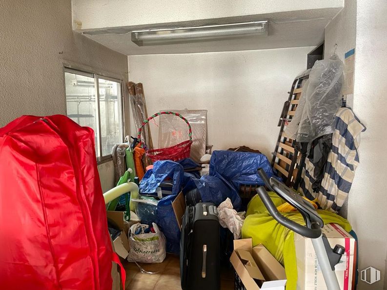 Industrial for rent at Calle Sierra de Los Filabres, Puente de Vallecas, Madrid, 28038 with luggage & bags, luggage and bags, bag, interior design, comfort, backpack, window, flooring, room and baggage around