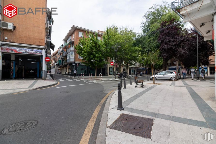 Local en venta en Centro urbano, Getafe, Madrid, 28902 con coche, edificio, durante el día, planta, cielo, superficie de la carretera, arquitectura, asfalto, rueda y vía pública alrededor