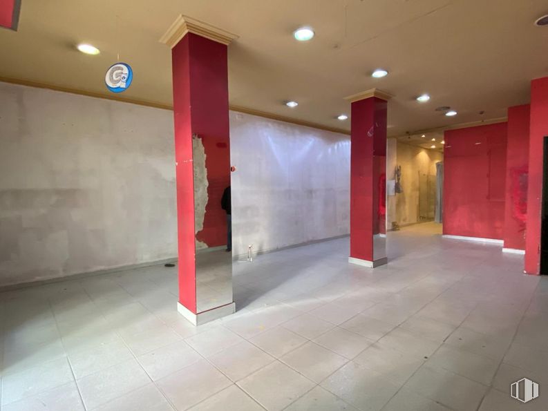 Retail for rent at Plaza Constitución, Cuenca, 16002 with property, architecture, fixture, interior design, hall, building, flooring, floor, material property and ceiling around