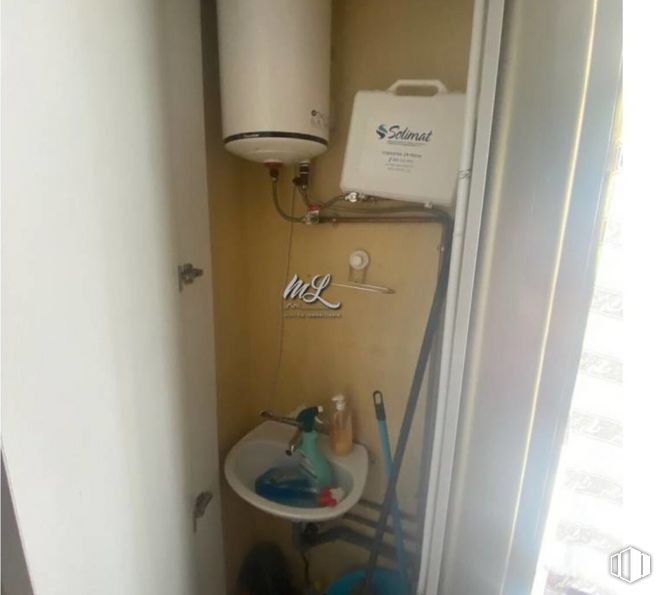 Retail for sale at Calle Potosí, Toledo, 45004 with sink, plumbing fixture, building, bathroom sink, bathroom, tap, fixture, house, floor and plumbing around