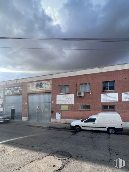 Nave en venta en Polígono industrial Carretera de Loeches, Torrejón de Ardoz, Madrid, 28850 con camioneta, edificio, luz de estacionamiento automotriz, nube, cielo, vehículo de motor, vehículo, coche, neumático y rueda alrededor