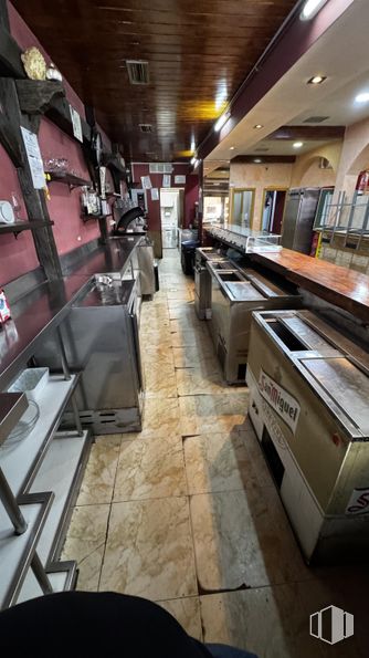 Retail for sale at Calle Ricardo de la Vega, Móstoles, Madrid, 28932 with restaurant, countertop, wood stain, varnish, display case, food, fast food restaurant and plywood around