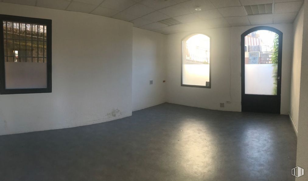 Retail for sale & for rent at Zona centro, Cercedilla, Madrid, 28470 with window, fixture, wood, hall, door, floor, building, flooring, picture frame and shade around