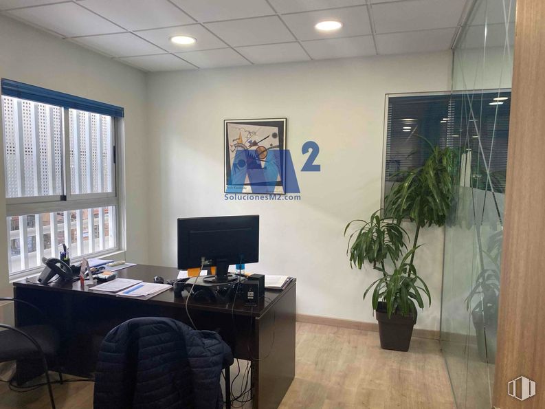 Nave en venta en Zona empresarial San Fernando de Henares, San Fernando de Henares, Madrid, 28830 con pantalla de ordenador, ventana, escritorio, planta de interior, marco, maceta, persiana de la ventana, silla, mueble y interiorismo alrededor