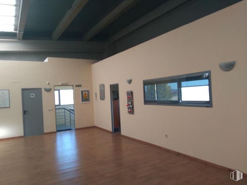 Nave en venta en Calle Urano, 13, Villanueva del Pardillo, Madrid, 28229 con ventana, edificio, accesorio, pasillo, madera, diseño de interiores, puerta, casa, suelo y madera alrededor