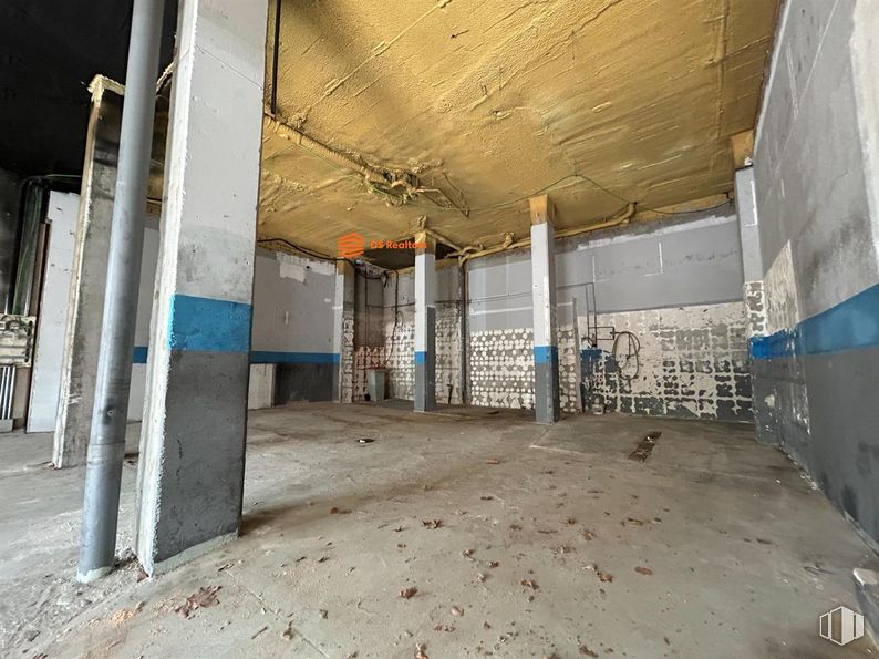 Retail for rent at Avenida Monasterio de Silos, 11, Fuencarral - El Pardo, Madrid, 28034 with composite material, gas, fixture, concrete, city, art, ceiling, building material, metal and flooring around