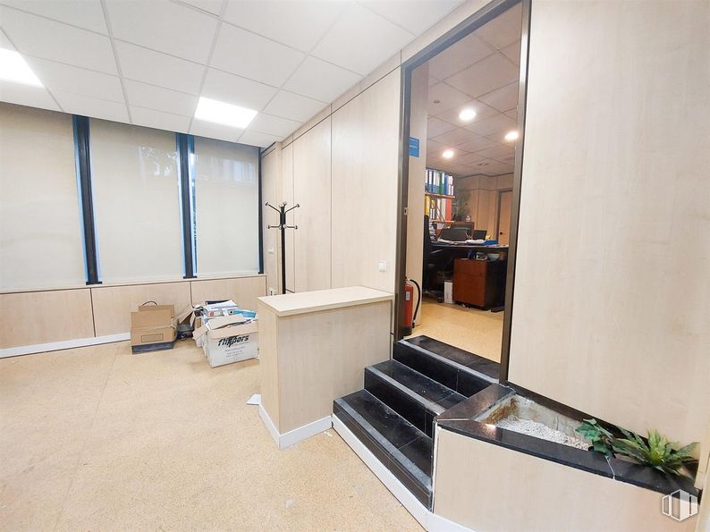 Oficina en alquiler y venta en Calle Julián Besteiro, 35, Tetuán, Madrid, 28020 con mueble, edificio, planta, casa, planta de interior, suelos, hall, puerta, madera y techo alrededor