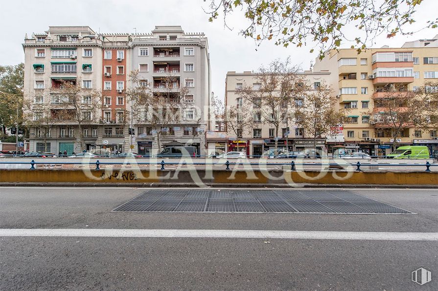 Local en alquiler en Calle Francisco Silvela, 76, Salamanca, Madrid, 28028 con edificio, cielo, ventana, árbol, diseño urbano, asfalto, superficie de la carretera, bloque de pisos, condominio y barrio alrededor