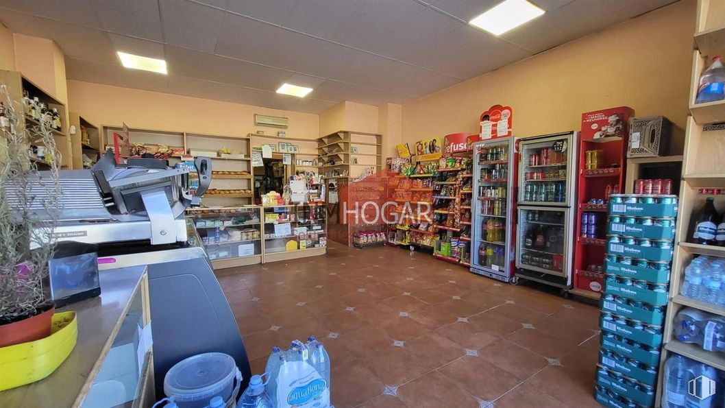 Retail for sale at Zona Universidad, Ávila, 05001 with property, building, shelf, shelving, retail, convenience store, customer, flooring, publication and service around