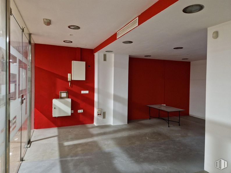 Oficina en alquiler en Calle Muñoz Urra, 7, Talavera de la Reina, Toledo, 45600 con mesa, propiedad, accesorio, hall, interiorismo, arquitectura, suelos, pared, rojo y suelo alrededor