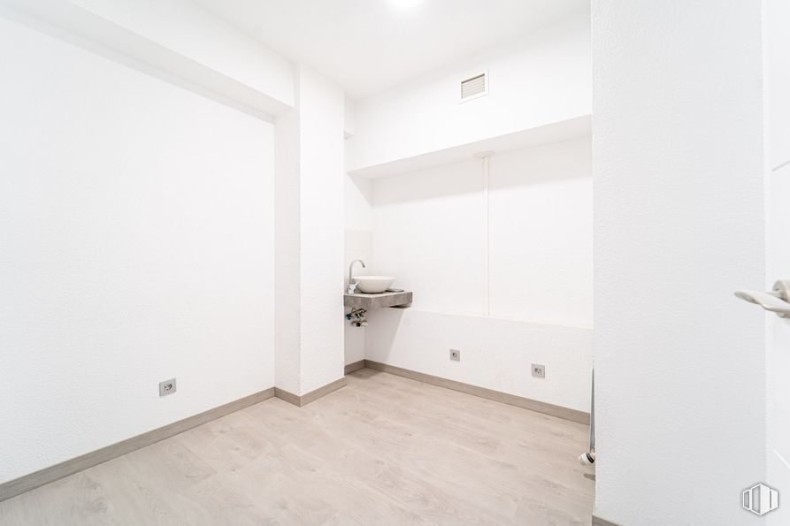 Local en venta en Calle Fernández de la Hoz, Chamberí, Madrid, 28003 con edificio, accesorio, madera, suelos, hall, suelo, madera dura, techo, apartamento y vidrio alrededor