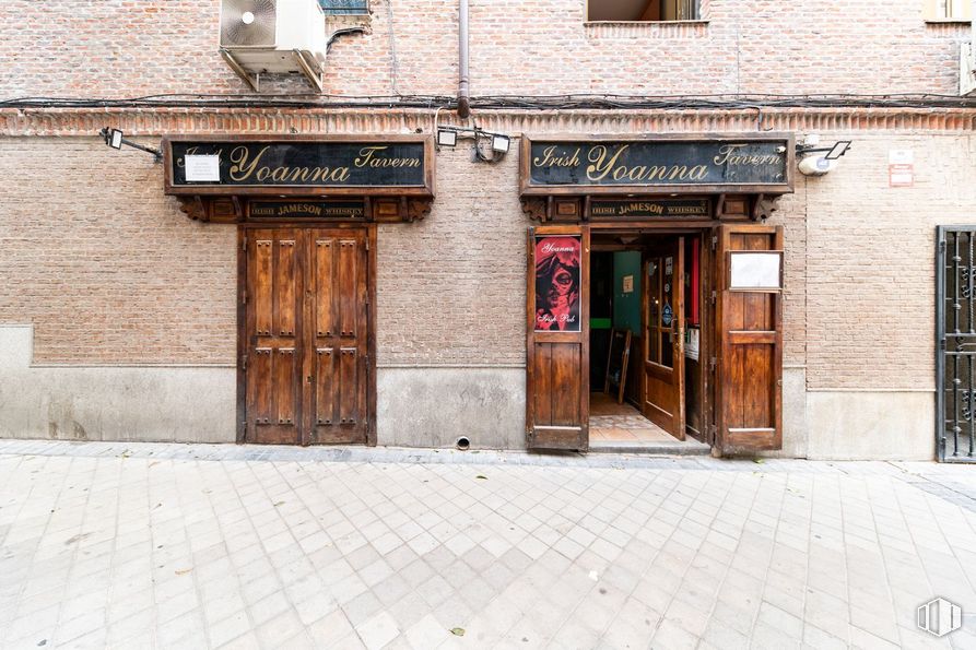 Retail for sale at Zona Pacífico, Retiro, Madrid, 28007 with window, door, wood, road surface, brick, building, brickwork, city, sidewalk and road around